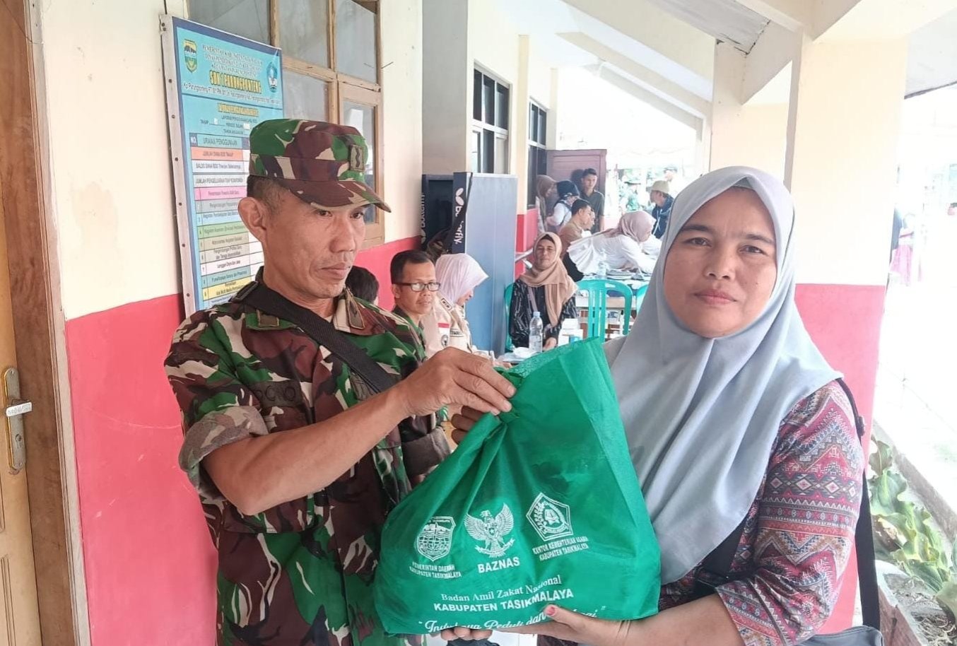 Tak Hanya Bangun Infrastruktur, TMMD ke-129 Kodim 0612/Tasikmalaya Tebar Kepedulian Lewat 100 Paket Sembako