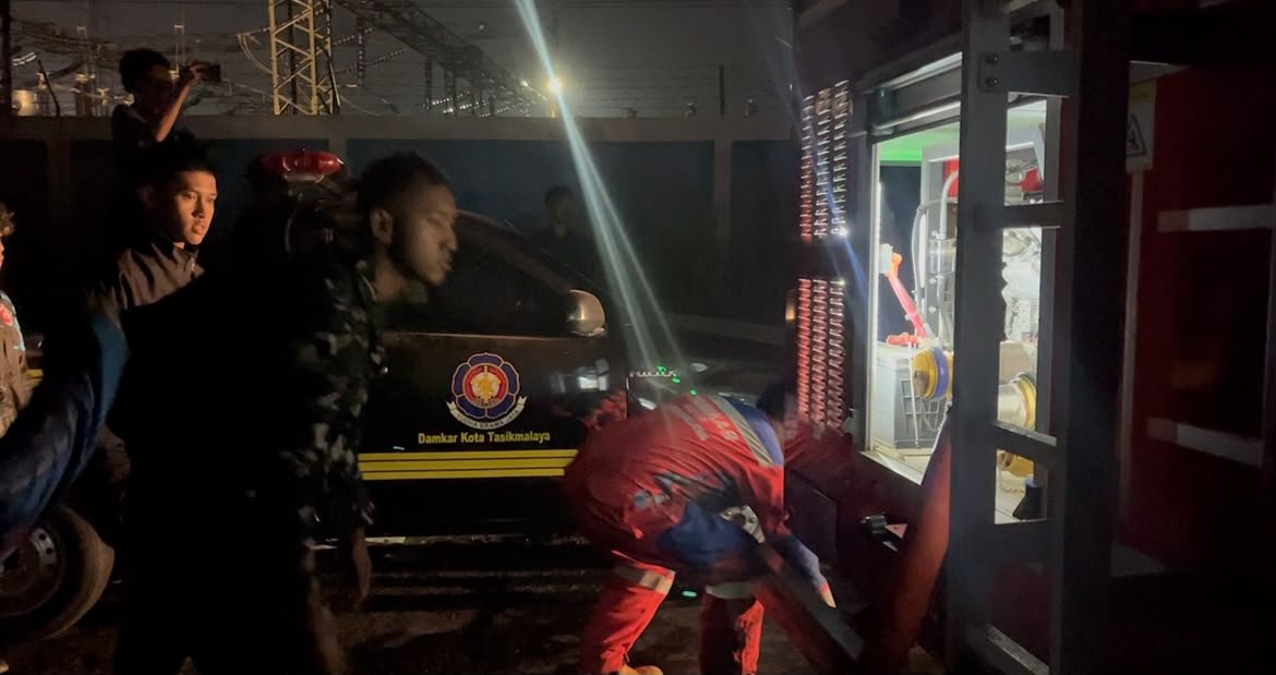 Gudang Rongsokan Terbakar di Kota Tasikmalaya, Yonif TP 939/Macan Putih Turut Bantu Pemadaman