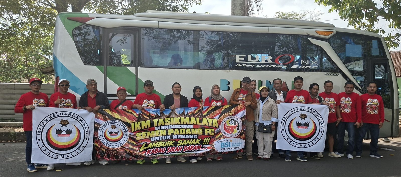 IKM Tasikmalaya Hadir Langsung Dukung Semen Padang FC Hadapi PSPS Pekanbaru 