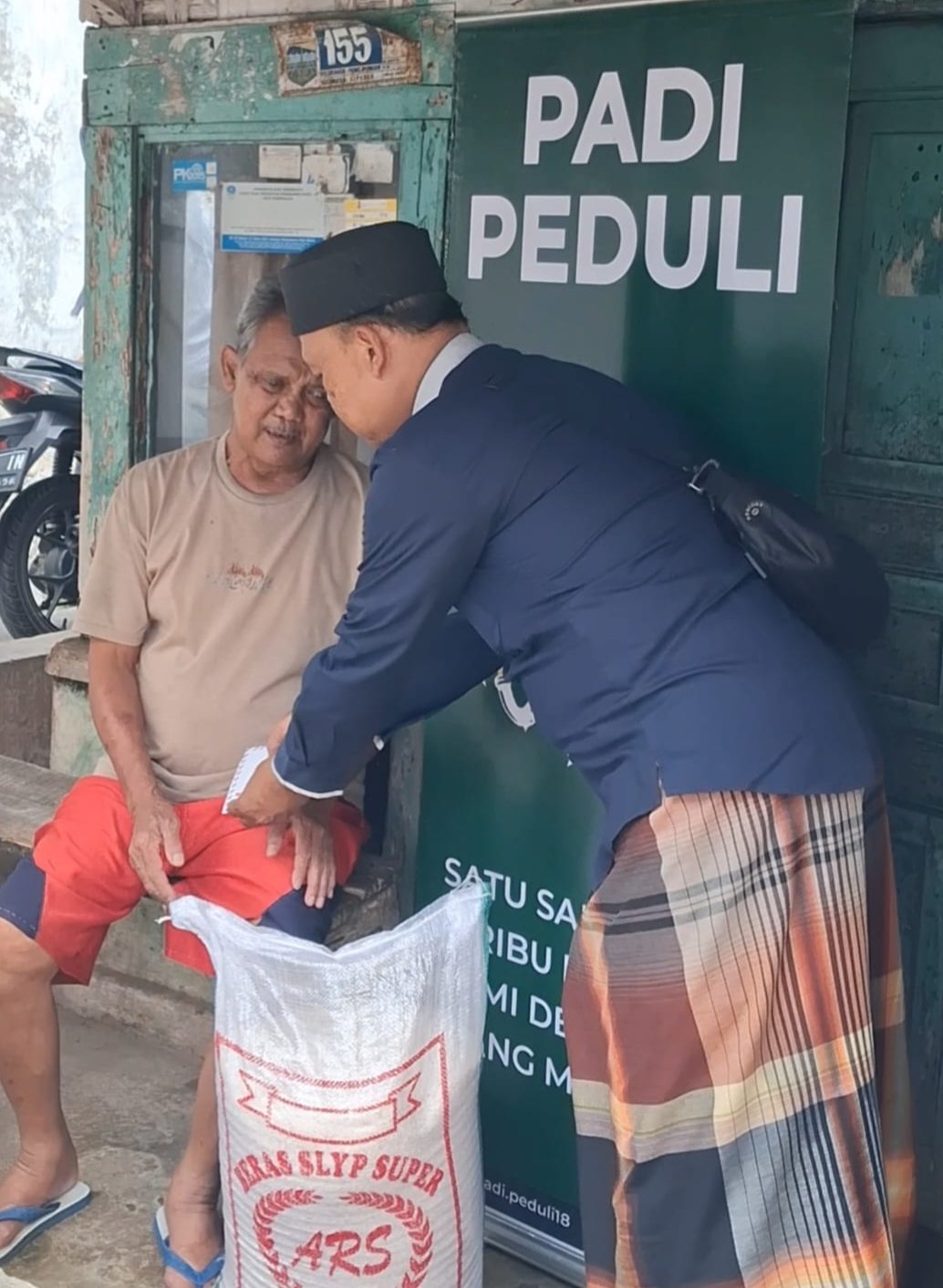 Yayasan Padi Nusantara Sejahtera Salurkan Bantuan untuk Lansia Tuna Netra di Tasikmalaya